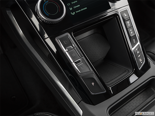 2019 Jaguar I-PACE | Gear shifter/center console