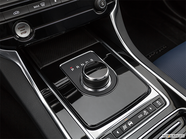 2019 Jaguar XE | Gear shifter/center console