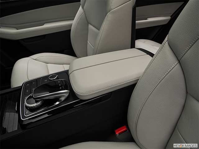2019 Mercedes-Benz GLE | Front center console with closed lid, from driver’s side looking down