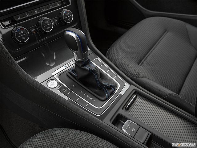2020 Volkswagen e-Golf | Gear shifter/center console