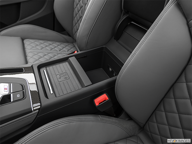 2019 Audi SQ5 | Front center divider