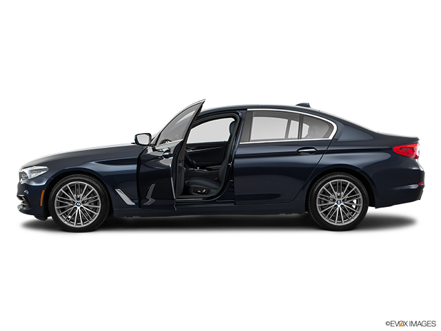 2019 BMW Série 5 | Driver's side profile with drivers side door open