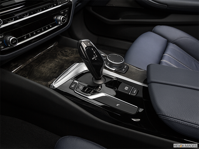 2019 BMW 5 Series | Gear shifter/center console