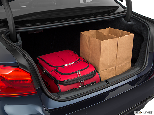 2019 BMW 5 Series | Trunk props