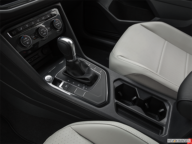 2019 Volkswagen Tiguan | Gear shifter/center console