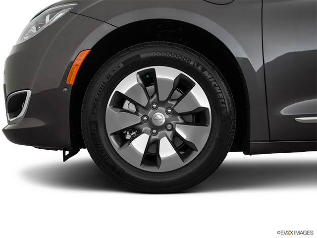 2019 Chrysler Pacifica Hybrid | Front Drivers side wheel at profile