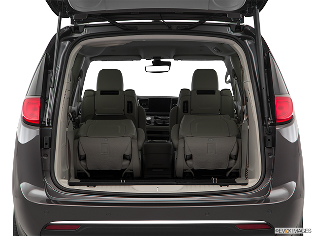 2019 Chrysler Pacifica Hybride | Hatchback & SUV rear angle