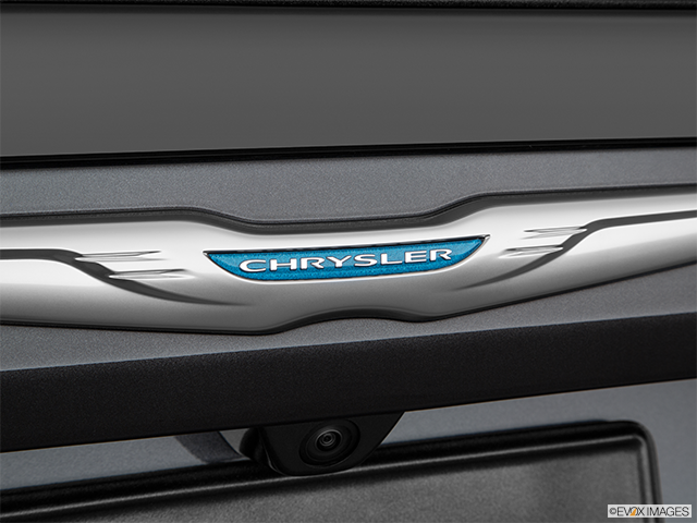 2019 Chrysler Pacifica Hybride | Rear manufacturer badge/emblem