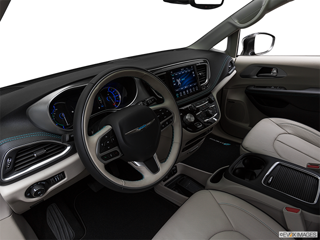 2019 Chrysler Pacifica Hybride | Interior Hero (driver’s side)