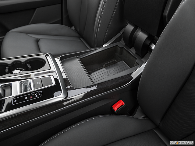 2019 Audi Q8 | Front center divider
