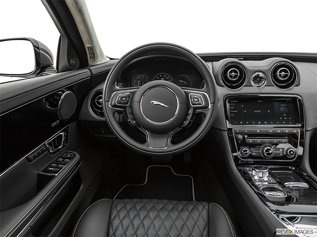 2019 Jaguar XJ | Steering wheel/Center Console
