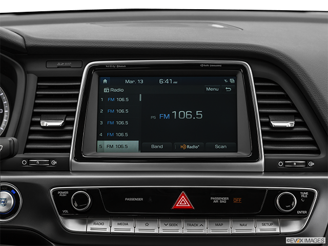 2019 Hyundai Sonata Plug-in Hybrid | Closeup of radio head unit