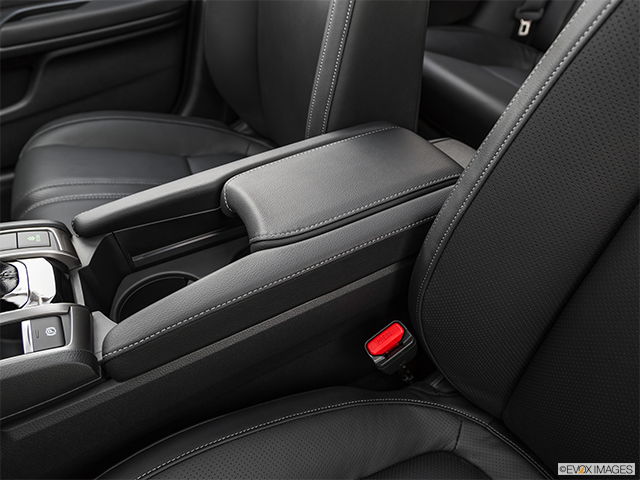 2019 Honda Civic À Hayon | Front center console with closed lid, from driver’s side looking down