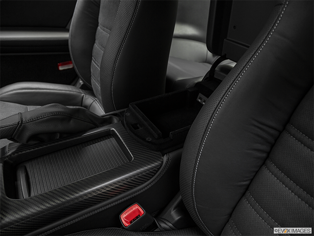 2019 Nissan GT-R | Front center divider