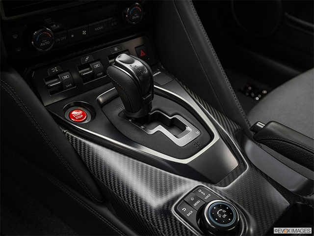 2019 Nissan GT-R | Gear shifter/center console