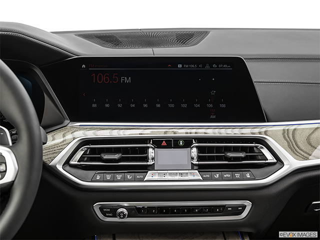 2019 BMW X7 | Closeup of radio head unit