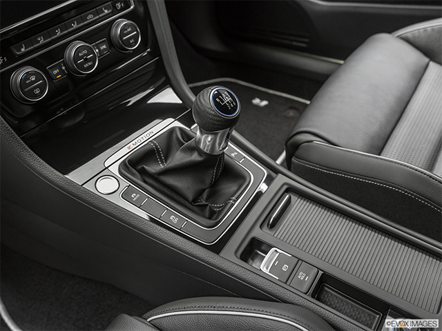2019 Volkswagen Golf R | Gear shifter/center console