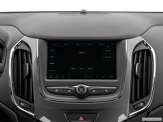 2019 Chevrolet Cruze | Closeup of radio head unit