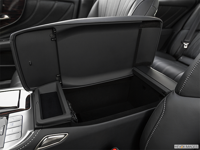 2019 Lexus LS 500h L AWD | Front center divider