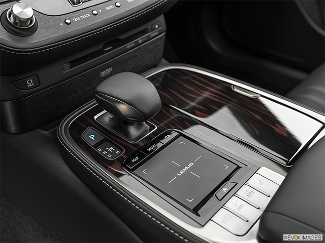 2019 Lexus LS 500h L AWD | Gear shifter/center console
