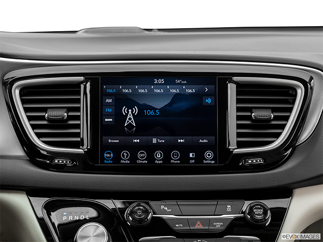 2019 Chrysler Pacifica Hybrid | Closeup of radio head unit