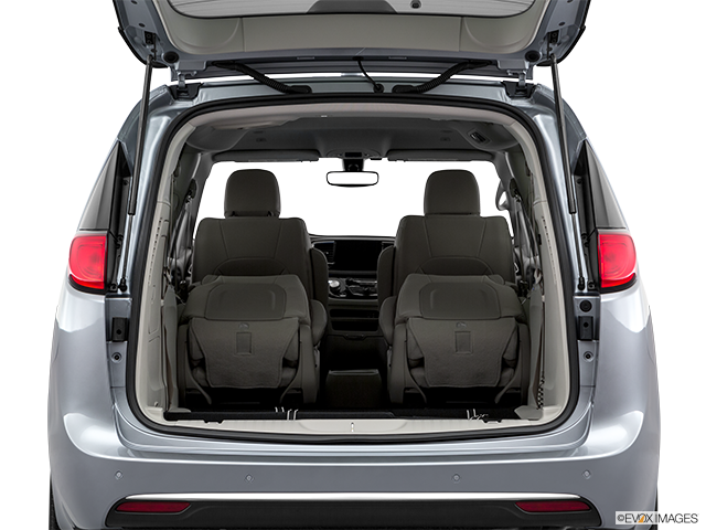 2019 Chrysler Pacifica Hybride | Hatchback & SUV rear angle