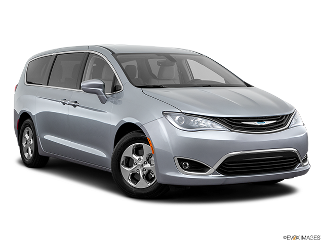 2019 Chrysler Pacifica Hybride | Front passenger 3/4 w/ wheels turned