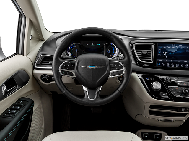 2019 Chrysler Pacifica Hybrid | Steering wheel/Center Console