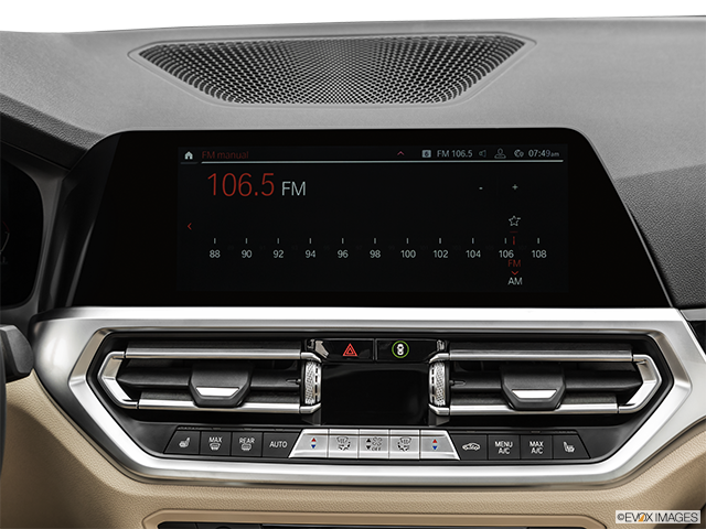 2019 BMW 3 Series | Closeup of radio head unit