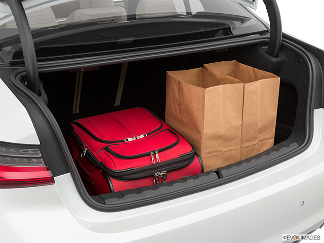 2019 BMW 3 Series | Trunk props