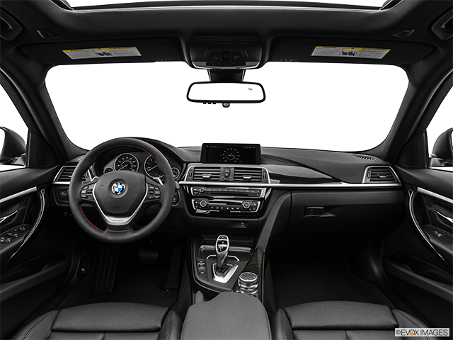 2019 BMW 3 Series | Centered wide dash shot