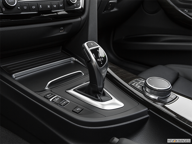 2019 BMW 3 Series | Gear shifter/center console