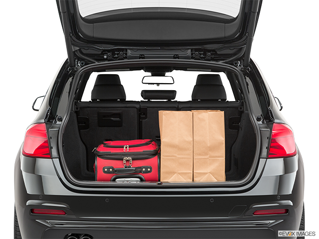 2019 BMW 3 Series | Trunk props
