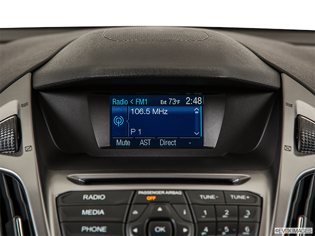 2015 Ford Transit Connect Fourgon | Closeup of radio head unit