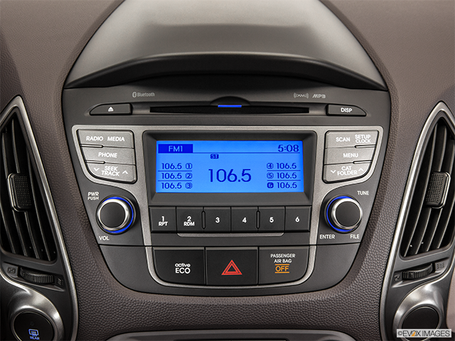 2015 Hyundai Tucson | Closeup of radio head unit