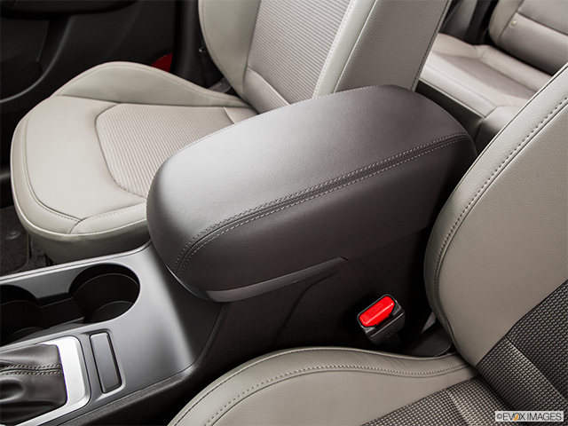 2015 Hyundai Tucson | Front center console with closed lid, from driver’s side looking down