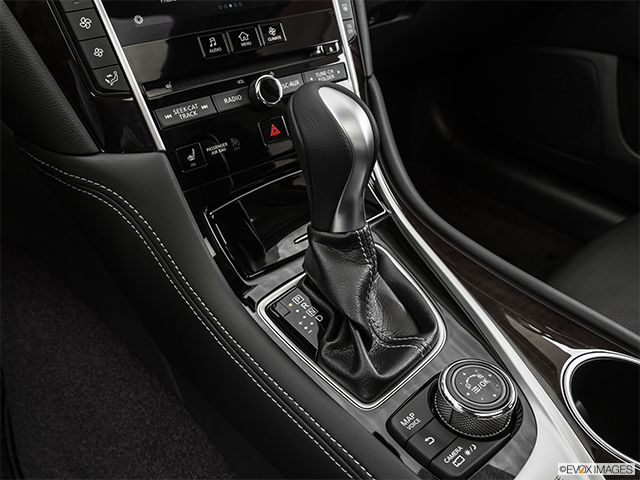 2015 Infiniti Q50 | Gear shifter/center console