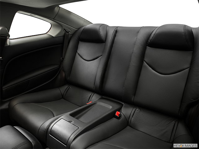 2015 Infiniti Q60 Coupé | Rear seats from Drivers Side