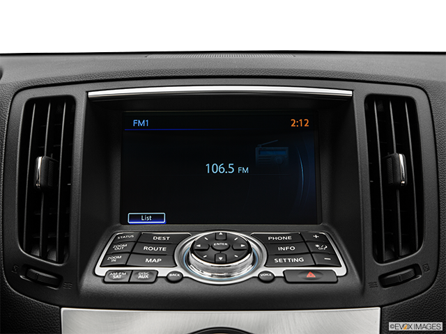 2015 Infiniti Q60 Coupe | Closeup of radio head unit