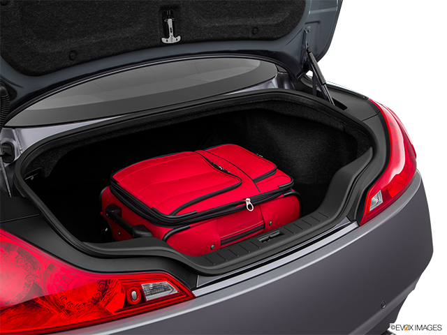 2015 Infiniti Q60 Coupe | Trunk props