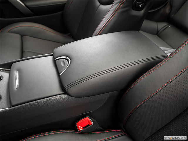 2015 Infiniti Q60 Coupé | Front center console with closed lid, from driver’s side looking down