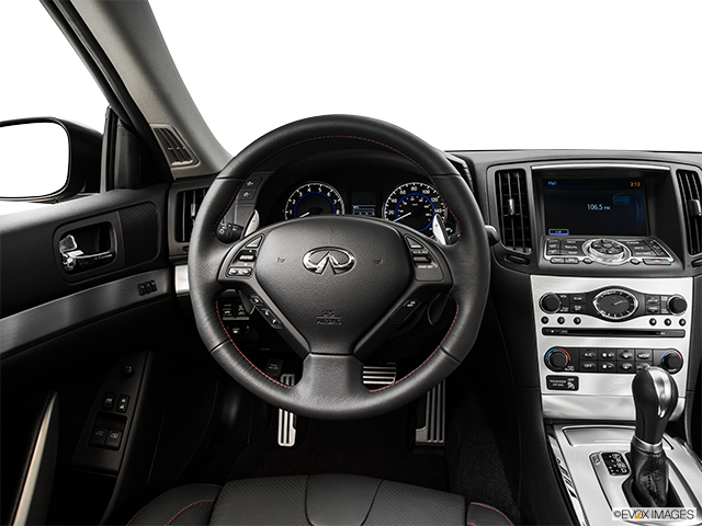 2015 Infiniti Q60 Coupe | Steering wheel/Center Console