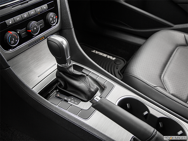 2015 Volkswagen Passat | Gear shifter/center console