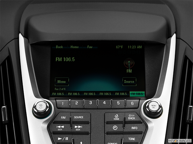 2015 Chevrolet Equinox | Closeup of radio head unit