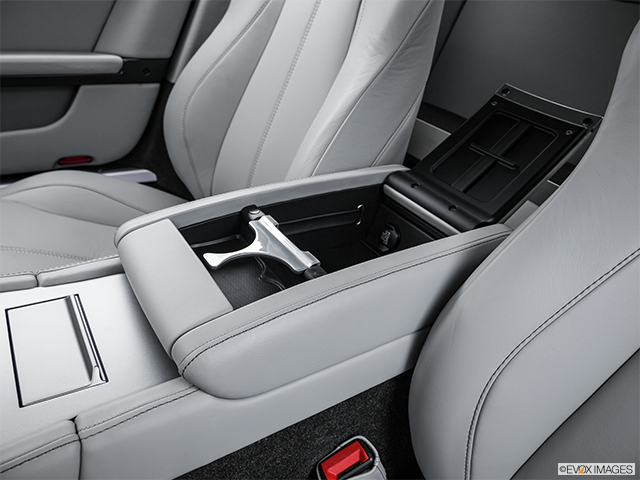 2015 Aston Martin V8 Vantage | Front center divider