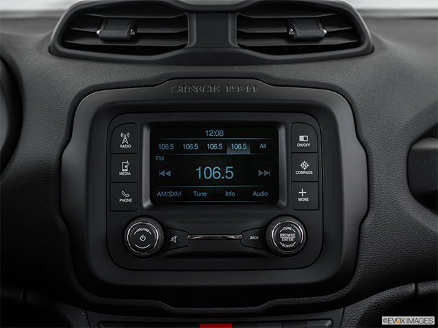 2015 Jeep Renegade | Closeup of radio head unit