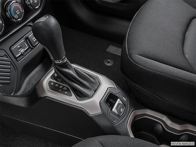 2015 Jeep Renegade | Gear shifter/center console