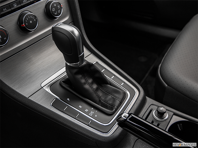 2015 Volkswagen Golf | Gear shifter/center console