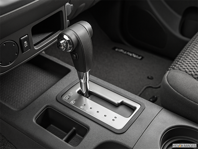 2015 Nissan Frontier | Gear shifter/center console