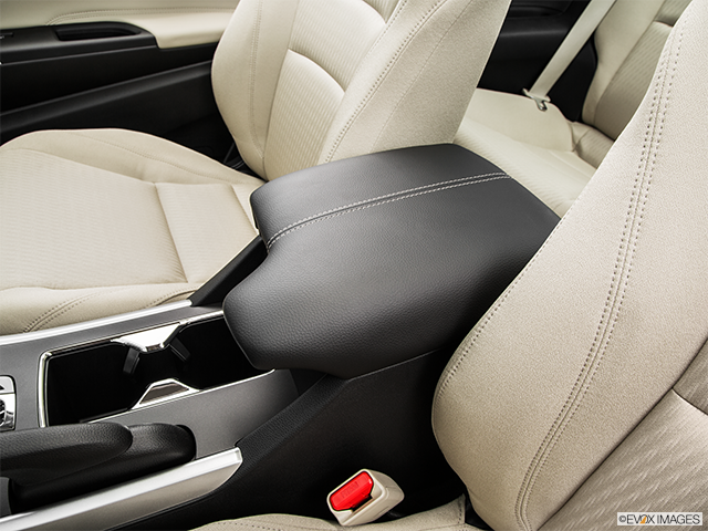 2015 Honda Coupé Accord | Front center console with closed lid, from driver’s side looking down
